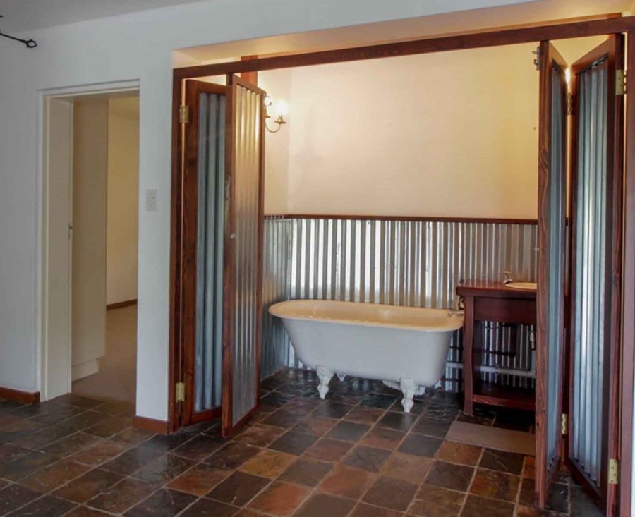 5 Bedroom Property for Sale in Paradise Beach Eastern Cape